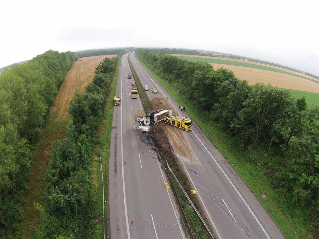 LKW umgestuerzt A 1 Rich Saarbruecken P177.JPG